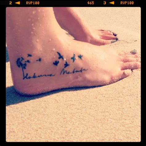Tattoo - hakuna matata (it means no worries) Mundo Tattoo, Frases ...