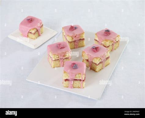 Pink and white fondant hi-res stock photography and images - Alamy