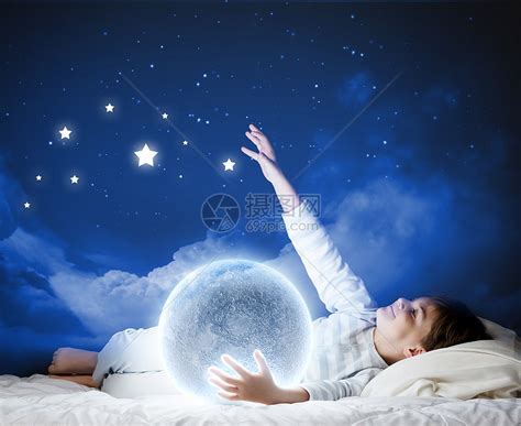 晚上梦可爱的男孩月亮睡床上高清图片下载-正版图片300488466-摄图网
