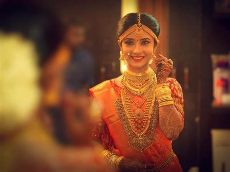 Hairstyle Mirror Shots That Will Add Fun to Your Wedding Album!