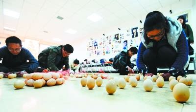 过了春分鸡蛋照样能立 立蛋高手20分钟立了36个鸡蛋_武汉_新闻中心_长江网_cjn.cn
