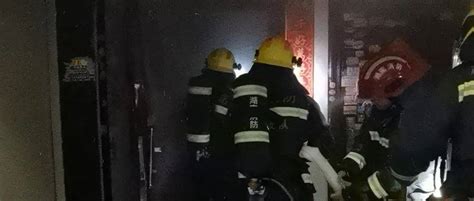 家中失火，房门紧锁！消防员争分夺秒救出3人_救援_人员_浓烟
