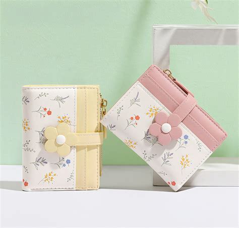 Daisy Bloom Mini Wallet 🌸💖 – The Curated Store India