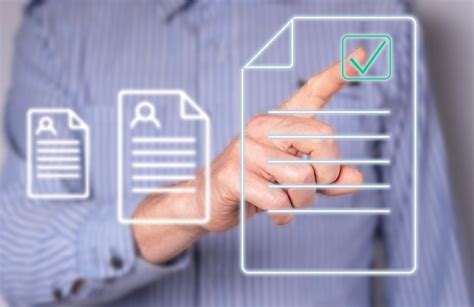 Gerente de RH que aprova o currículo do candidato para entrevista ...