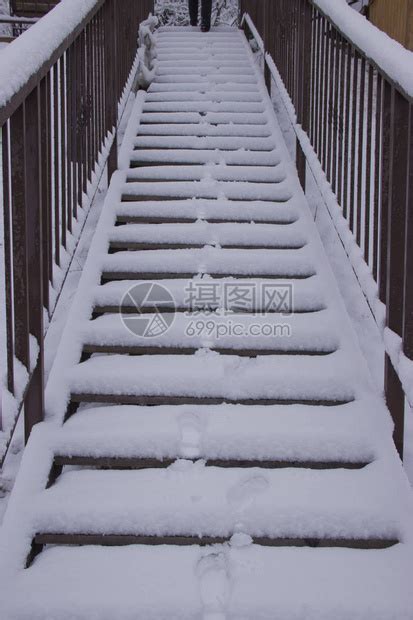 梦见在下雨什么意思(梦到下雨天考试)_周公解梦大全