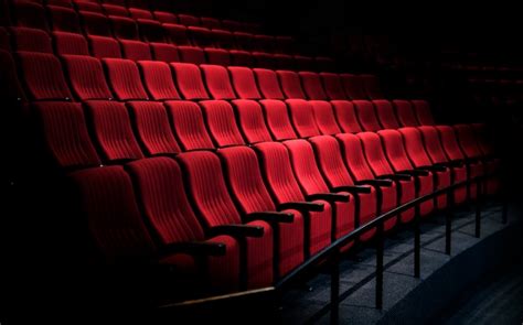 Rows of red seats in a theater | Free Photo
