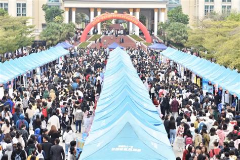 外国语学院2015届本科毕业生毕业合影-广西科技大学外国语学院