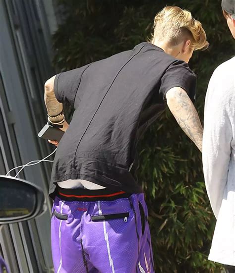 Justin bieber deja al descubierto su booty… por accidente