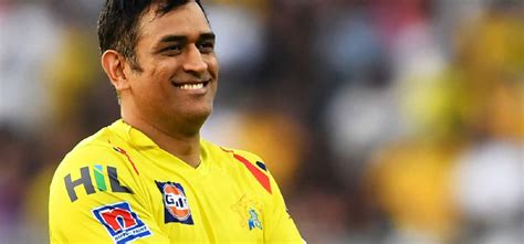 IPL 2020: MS Dhoni Exchanges Seat With Economy Class Passenger During ...