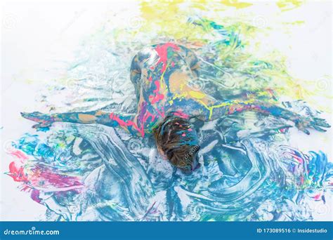 Vista De Arriba De Una Mujer Desnuda Con Un Spray De Pintura Una Chica ...