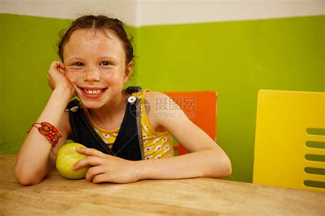 女孩拿着苹果微笑高清图片下载-正版图片501449287-摄图网