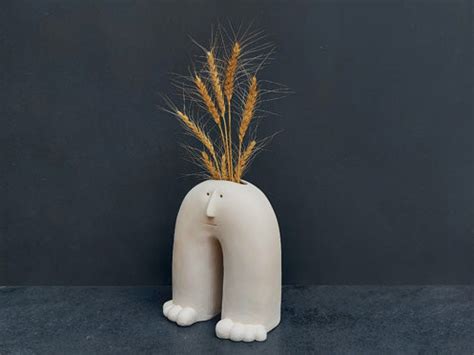 Tiptoe Sculpture/Vase – Claymen