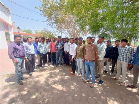 बिजली कंपनी में कार्यरत आउटसोर्स कर्मचारियों को 3 माह से वेतन नहीं मिला ...