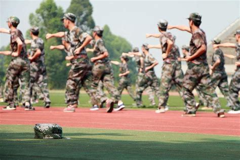 体育学院在2020年军训队列比赛中荣获第一名
