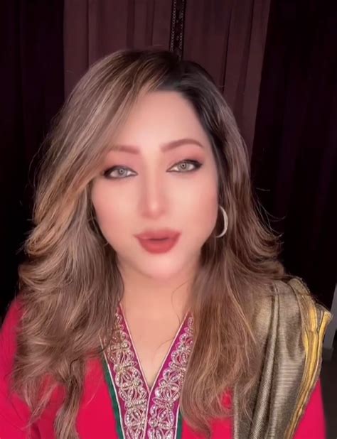 Who is Mehwish Hayat? Her Age, Marriage, Net Worth, Height, Husband & Wiki