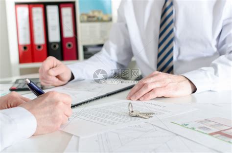 客户在房产中介签订房产合同高清图片下载-正版图片503565234-摄图网