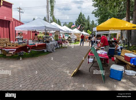 Outdoor farmers market with vendors and shoppers. Sisters, Oregon Stock ...