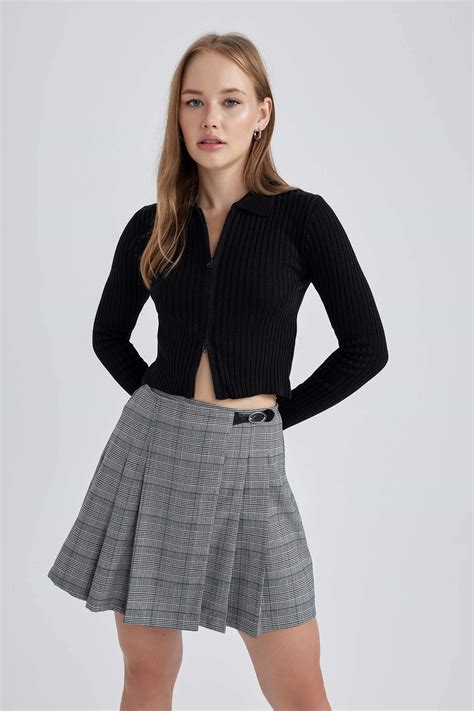 Black WOMAN Coool Pleat Plaid Mini Skirt 2927495 | DeFacto