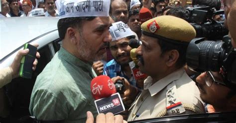 AAP protests outside EC demanding use of VVPAT machines in polls ...