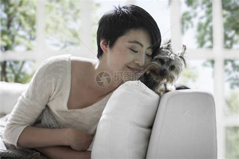 女人在沙发上缠着宠物狗高清图片下载-正版图片501865389-摄图网