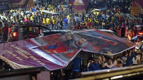 'Kohli, Kohli' Chants During IPL 2023 Final! Fans Use Large Banner Of ...