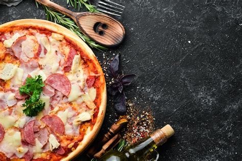 Pizza caseira com frango com bacon e linguiça de salame Vista superior ...