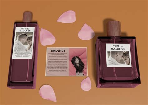 Bouteilles de parfum à côté de la fiche descriptive | PSD Premium