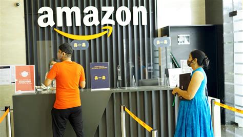 Amazon begins on-site COVID-19 vaccinations for its frontline workers ...