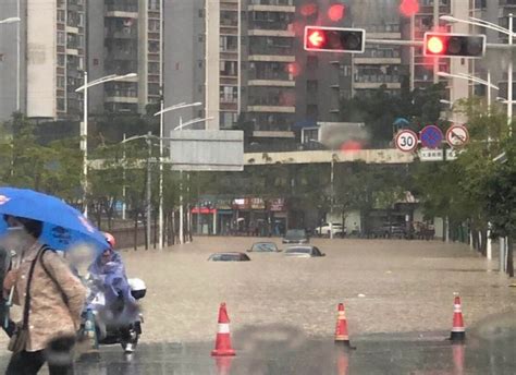 南宁强降雨致部分路段积水，居民：原来开车，现在坐地铁|积水|地铁_新浪新闻