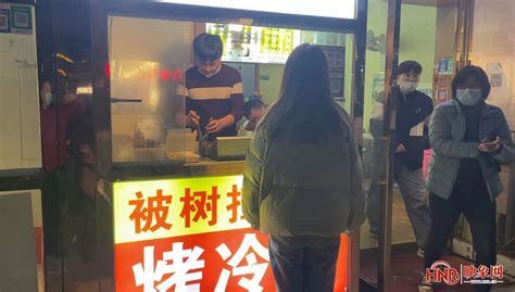 郑州一小吃摊被树挡住 店主干脆起名“被树挡住的烤冷面” - 知乎