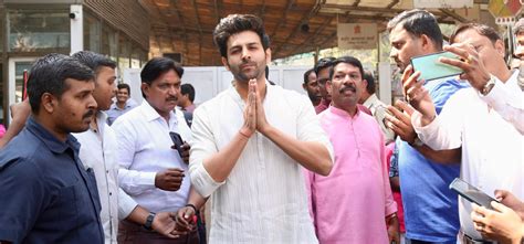 Birthday Boy Kartik Aaryan Dons A ‘Sanskari’ Look As He Visits ...