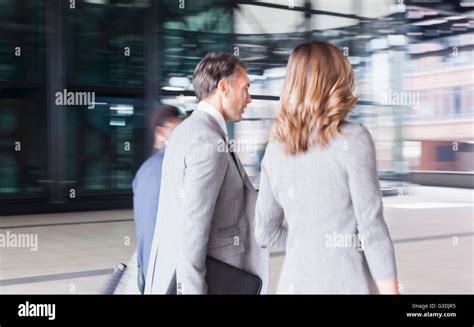 Free Business People Walking 的图像结果