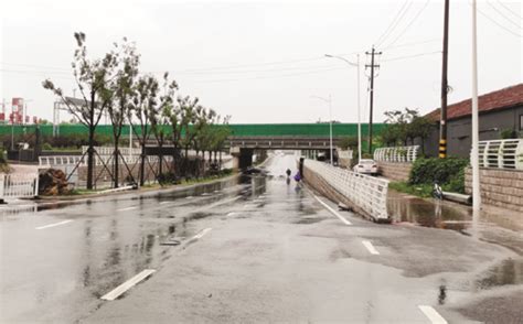 济南三孔桥南侧桥洞积水严重阻断行人路_凤凰资讯