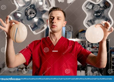 Le Chirurgien Montre Différents Types D'implants En Silicone. Chirurgie D'augmentation Mammaire ...