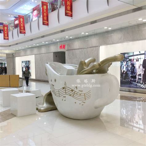 玻璃钢创意咖啡杯雕塑装饰深圳商场美陈环境-方圳雕塑厂