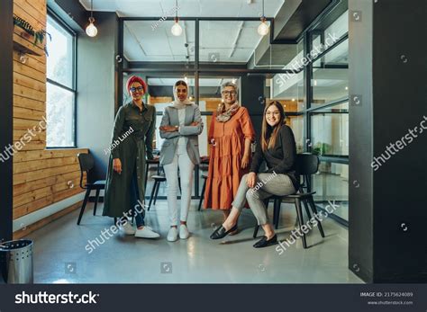 Group of Smiling Business Women 的图像结果