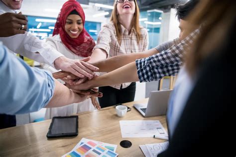 Multi Etnich Group of Business People Celebrating Together 的图像结果