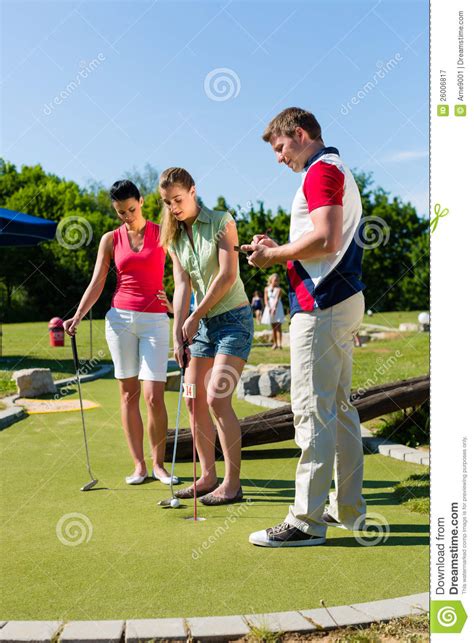 打小小高尔夫球的人们户外 库存图片. 图片 包括有 使用, 评分, 俱乐部, 成人, 比赛, 男人, 竹子 - 26006817