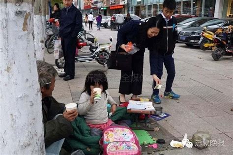组图:6岁女孩随爸爸乞讨 路边裹棉被写作业-搜狐