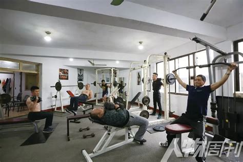 健身房满是肌肉的男子45730_健身运动_人物类_图库壁纸_68Design