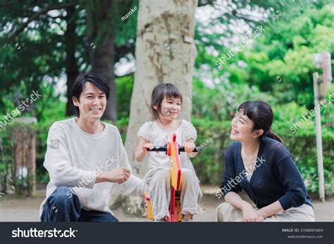 Parents and Kids Playing 的图像结果