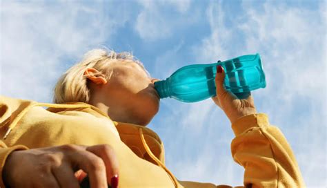 5 Major Side Effects of Drinking Water from Plastic Bottles