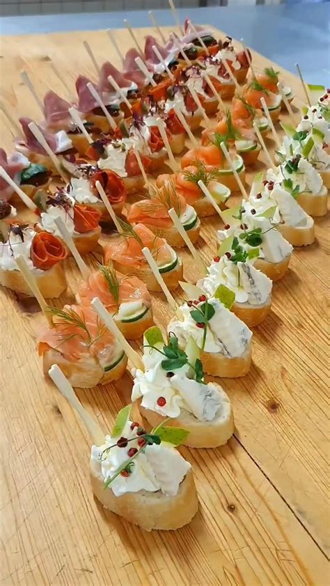35 Stunningly Beautiful Wedding Grazing Table Ideas | へルシーな食事, パーティーレシピ, 美食