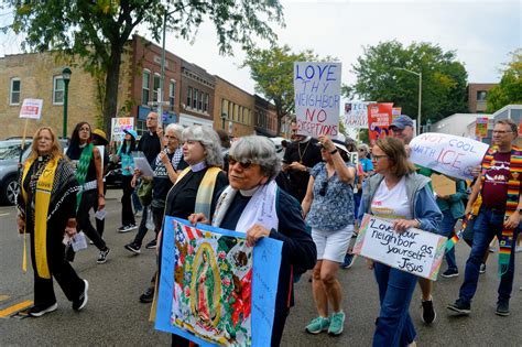 Líderes religiosos y fieles protestan contra las redadas de ICE frente ...