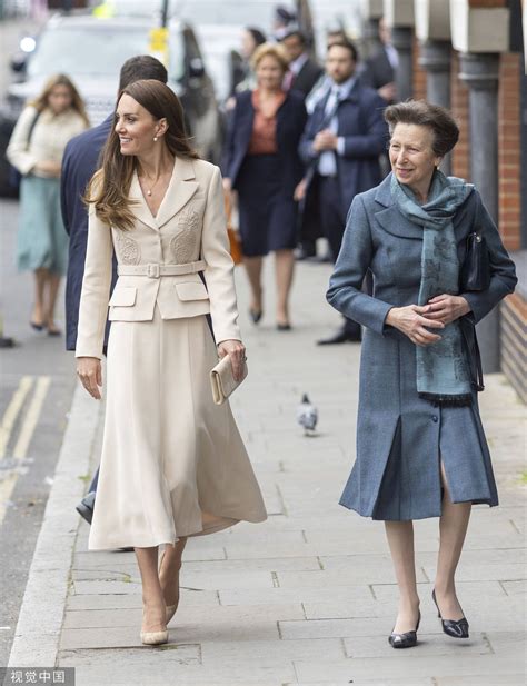 凯特王妃首次同安妮公主外出 米色套装素雅大气-搜狐大视野-搜狐新闻
