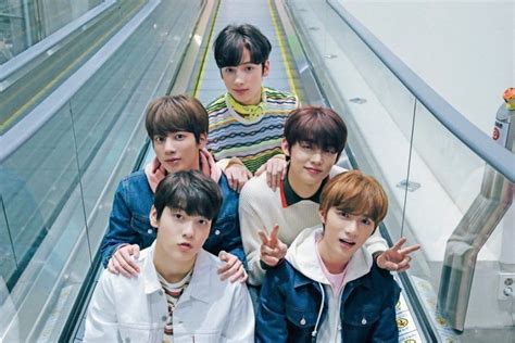TXT ‘The Name Chapter: TEMPTATION’ - Official Photocard [Weverse Album – HALLYUSUPERSTORE