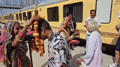 Rajasthan: शाही ट्रेन 'पैलेस ऑन व्हील्स' विदेशी पर्यटकों को लेकर पहुंची ...