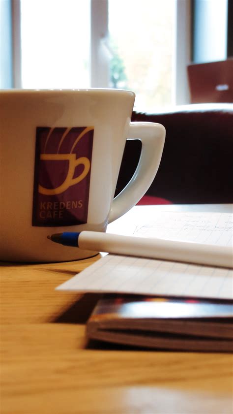 Study Table with Computer BG for Editing 的图像结果