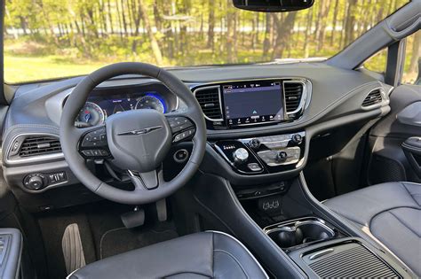 2025 Chrysler Pacifica Review | Capital One Auto Navigator