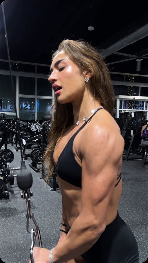 Nicole Siff | Still got my chest veins.. we’ll see for how much longer lol #bulking #gymgirl # ...